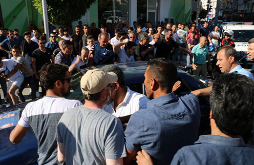 HDP mitingi öncesi ortalık karıştı: Sopalar havada uçuştu!