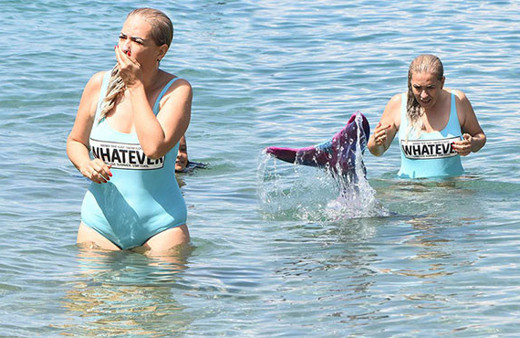 Yeşim Salkım mayoyla yakalandı muhabirleri fena fırçaladı!