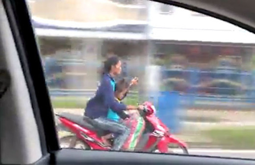 Bir taraftan motosiklet kullandı diğer taraftan...