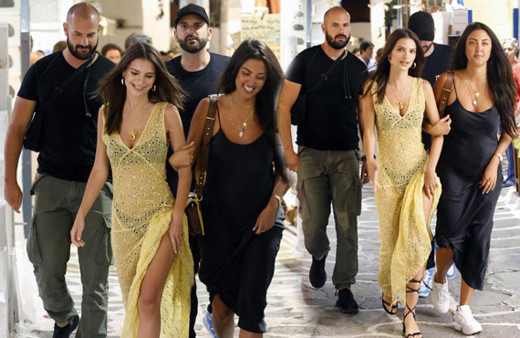 Emily Ratajkowski Mikonos tatilinde! Korumaları peşini bırakmadı
