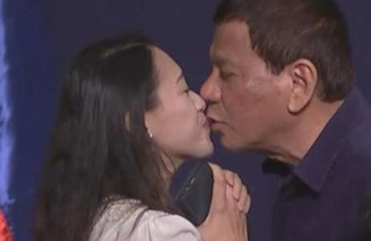 Devlet başkanının skandalları bitmiyor! Zorla dudağından öptü...