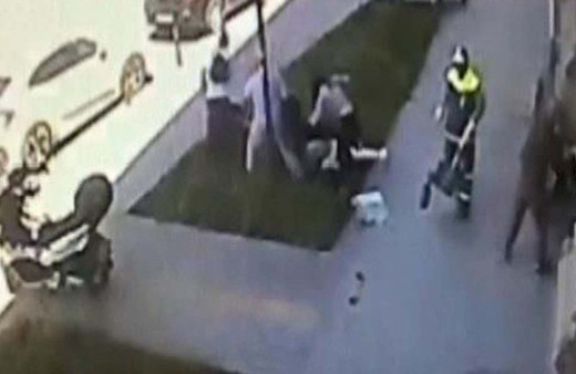 Şoke eden olay: Yürüyen kadına saldırı kamerada!