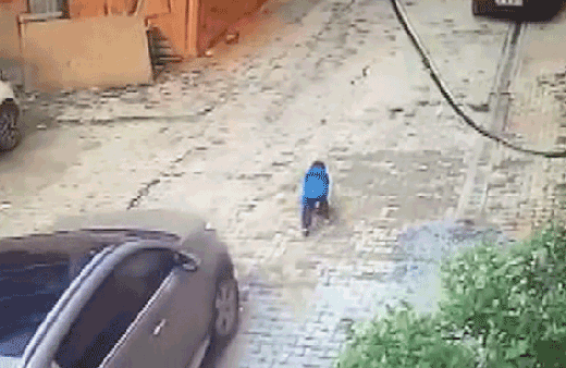 İnanılmaz kurtuluş! Arabanın altında kaldı ama...