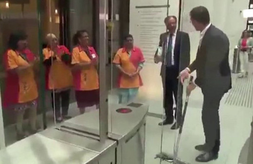 Hollanda Başbakanı yere döktüğü kahveyi kendisi temizledi!
