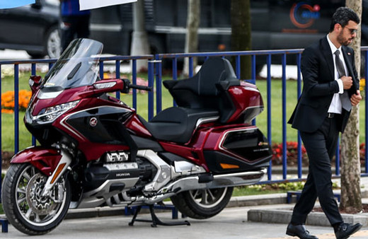 Kenan Sofuoğlu mitinge motosikletle geldi! Arabası olay olmuştu