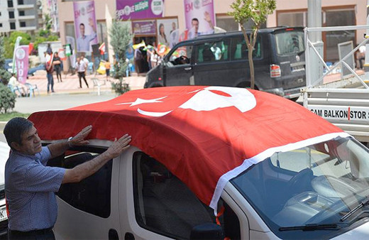 HDP'ye seçim bürosu açılışında Türk bayraklı tepki