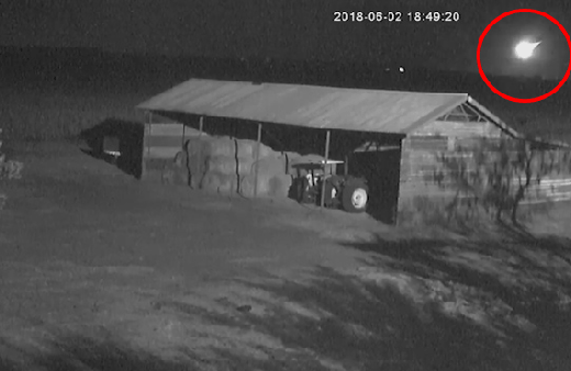 Gökyüzü bir anda bembeyaz oldu! İşte sosyal medyanın konuştuğu o an