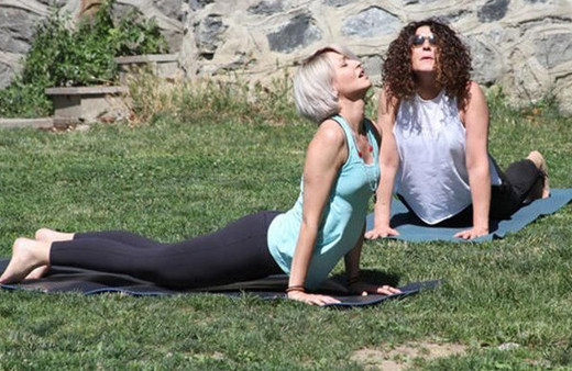 Çocuklar Duymasın'ın Tutku'su meraklı bakışlara aldırmadan yoga yaptı