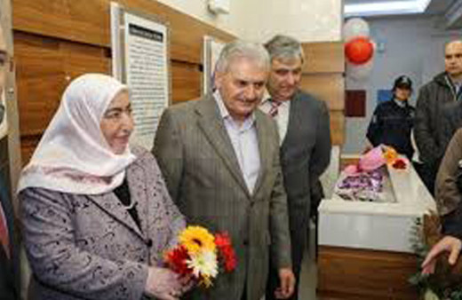 Eşinden Başbakan Yıldırım'a: Konuşmaları çok uzun tutma millet sıkılıyor