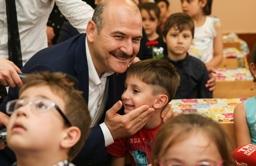 Bakan Soylu mezun olduğu okulda karne dağıttı