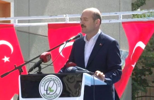 Bakan Soylu mezun olduğu okulda karne dağıttı