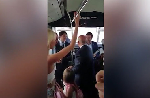 Aşırı sağcı Bakanı otobüse bindiğine pişman ettiler