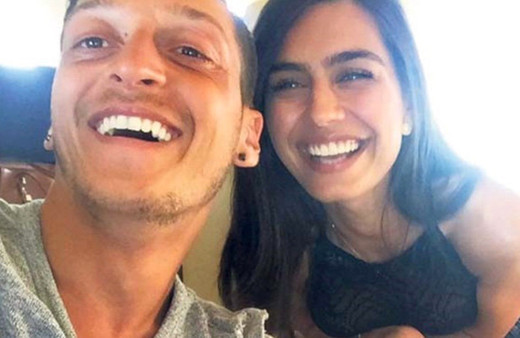 Amine Gülşe'den Mesut Özil'e ilan-aşk 