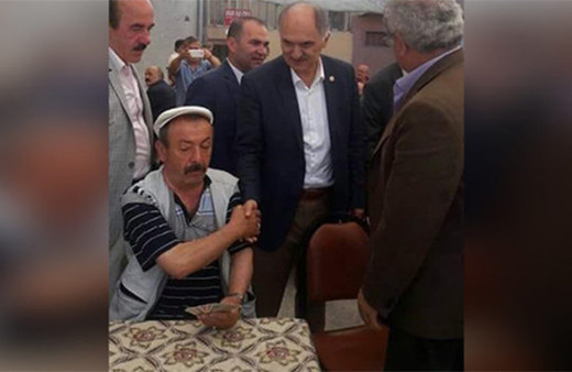 Vekil ile vatandaşın tokalaşma anı görenleri güldürdü!