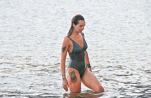 Ünlü  oyuncunun bacağındaki dövme şaşırttı! Ünlüler ve dövmeleri