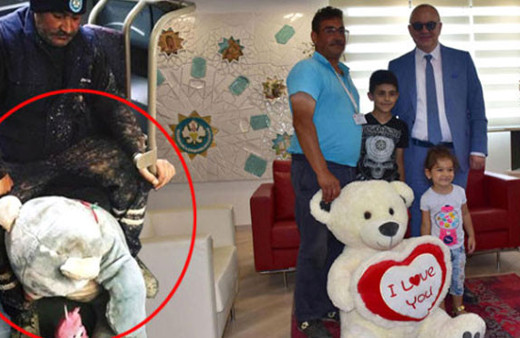 Çöpte bulduğu oyuncak ayıyı torunları için aldı
