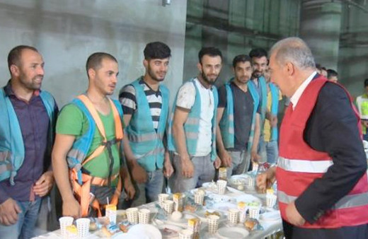 İBB Başkanı Uysal metro çalışanlarıyla sahur yaptı