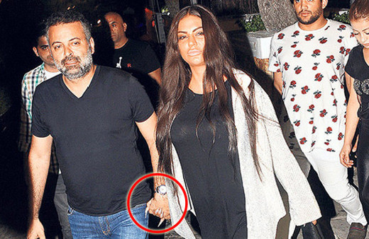 Bakan bir daha baktı! Sosyetik güzelin tırnakları dikkat çekti