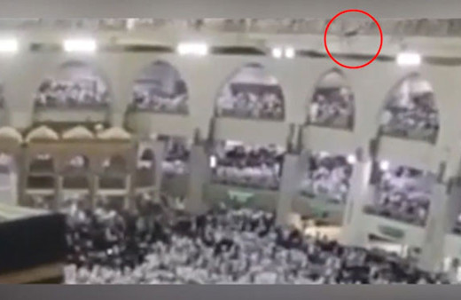 Kabe'de intihar! Kalabalığın üzerine böyle düştü