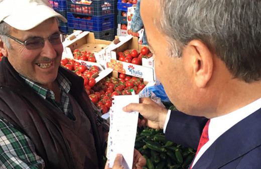 En ilginç oy isteyen aday! '2 kilo erik, enginar ve bir oy'