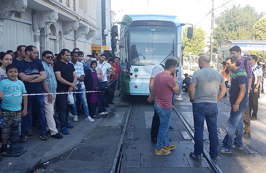 Sultanahmet'te tramvay raydan çıktı; seferler yapılamadı!