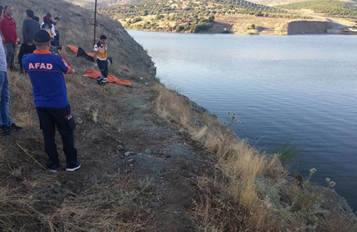 Genç kızları kurtarmak isterken canından oldu