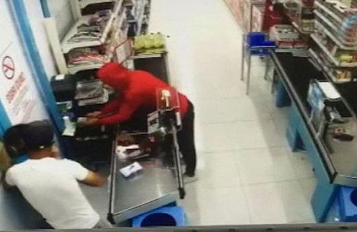 Kasiyer kadına kabusu yaşattılar! 