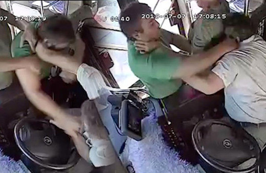 Otobüste dehşet anları! Hareket halindeyken şoföre saldırdı