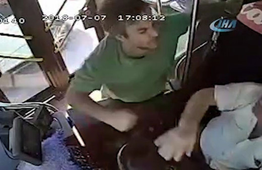Otobüste dehşet anları! Hareket halindeyken şoföre saldırdı