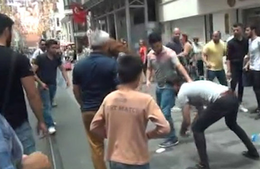 İstiklal'de turistler birbirine girdi! Yumruklar havada uçuştu