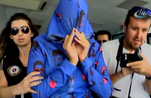 Adnan Oktar’ın 'kediciği' Bodrum’da güneşlenirken yakalandı