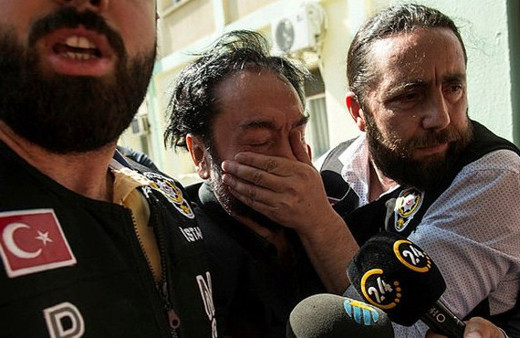 Adnan Oktar'ın evinden çıkan silahlara bakın! Şok görüntüler