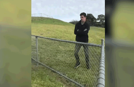 Çitlerden atlama konusunda master yapan genç