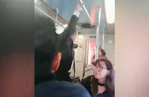 Metroda şeytan çıkarma ayini! Görenler gözlerine inanamadı