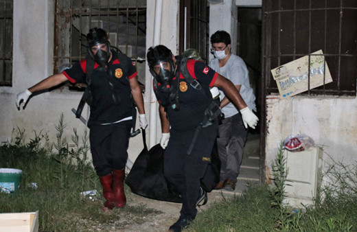 Kötü kokular üzerine içeri giren ev sahibi dehşete düştü