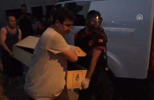 Kötü kokular üzerine içeri giren ev sahibi dehşete düştü