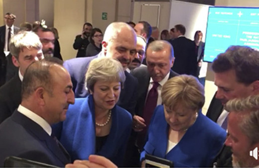 Erdoğan ve liderler maçın son anlarını cep telefonundan izledi