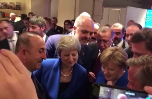 Erdoğan ve liderler maçın son anlarını cep telefonundan izledi