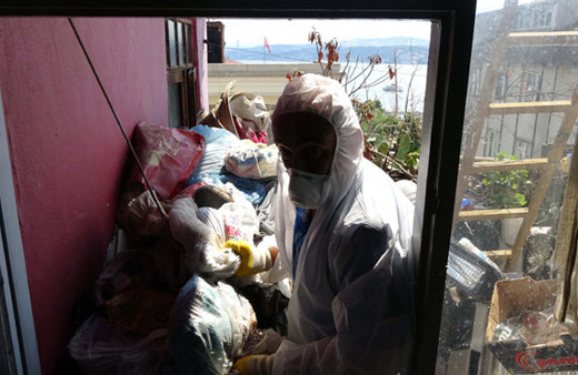 Cihangir'de kötü kokular gelen eve giren ekipler şoke oldu