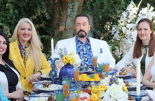 Yıllar önce çocukları kaçırılmıştı! Adnan Oktar'ı fena bombaladı