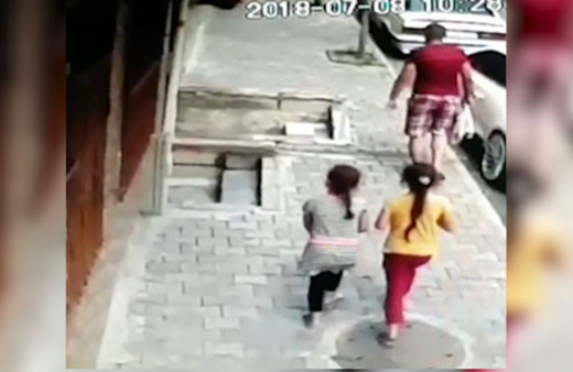 Dehşete düşüren olay! Çocukların imdadına mahalleli yetişti