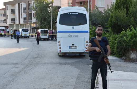 Polisler giriş çıkışı kapattı: Silahlı çatışma