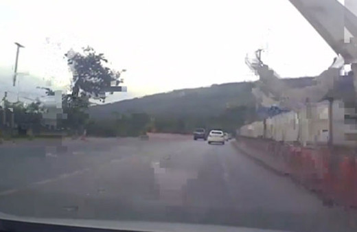 Korkunç kaza! Beton direk otomobilin üzerine devrildi