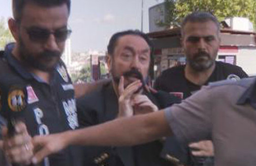 Adnan Oktar sağlık kontrolüne götürüldü! Bakın ne diye bağırdı...