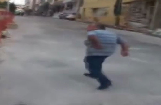 Arkadan videosunu çeken adamı böyle rezil etti! 