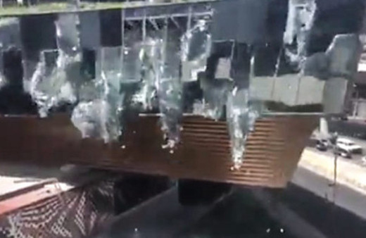 Yeni açılan AVM böyle çöktü!