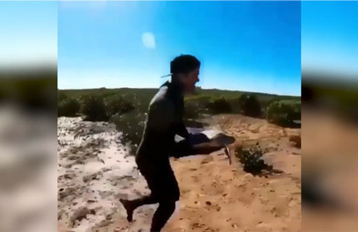 Çölde ölmek üzere olan kaplumbağayı böyle kurtardı