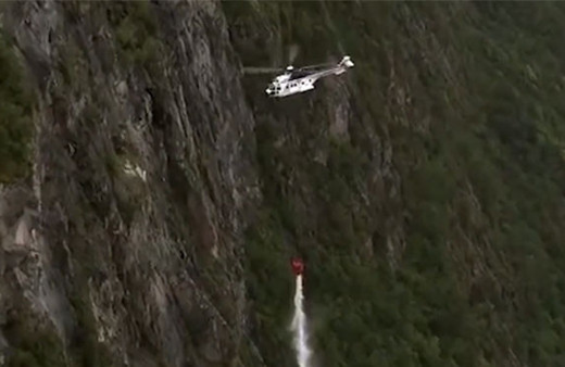 Helikopterle uçurumdaki kayaları düşüren pilot