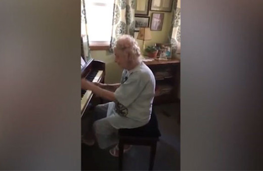 104 yaşındaki emekli müzik öğretmeninden olağanüstü bir piyano resitali!