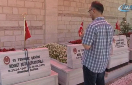 15 Temmuz'un yıl dönümünde vatandaşlar şehitliklerde dua ediyor